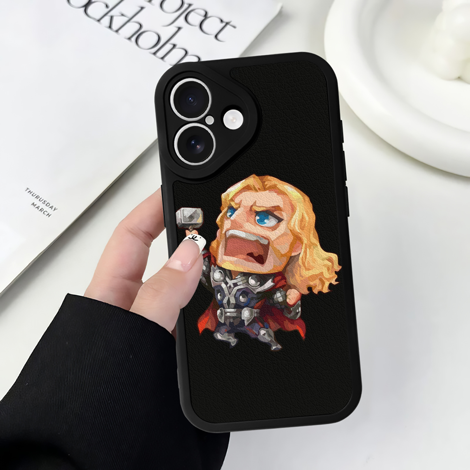 （画像用） アベンジャーズ The Avengers 【iPhone 16シリーズ対応】シリコンスマホケース（レザー調） 材質：シリコン